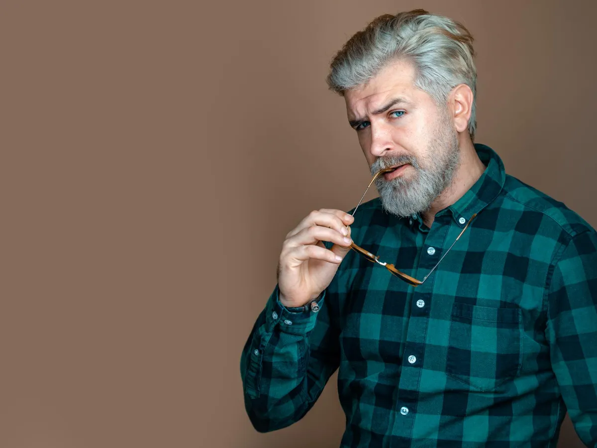 Cum să-ți aranjezi mustața ca să pari mereu mai tânăr. Te ajută să-ți lași și barbă căruntă?