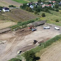 VIDEO Asfalt pe lotul 1 al autostrăzii Sibiu – Pitești. Încep lucrări pe alți 30 km. Gata în 2025 / CNAIR