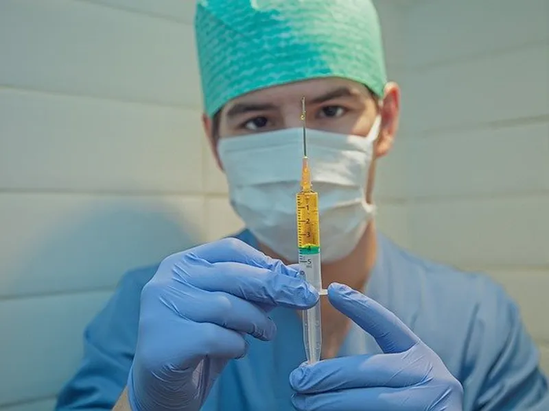 Asistent medical pregătind un vaccin/FOTO: Pixabay