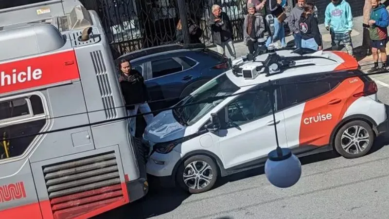 Un taxi autonom a încurcat frâna cu accelerația și s-a înfipt într-un autobuz. - Foto: turbo.fr