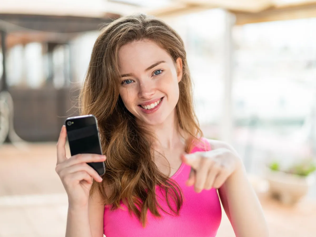 Femeie la telefon - Foto: Freepik