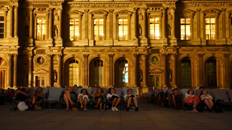 După turnul Eiffel, a venit rândul palatelor Luvru şi Versailles să devanseze stingerea iluminatului - Foto: Profimedia Images