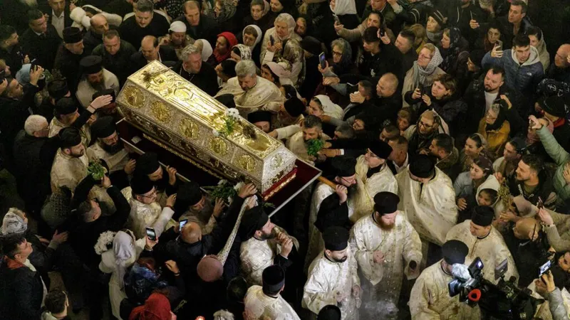 A început pelerinajul la Iași. Racla Cuvioasei Parascheva, scoasă azi la 6 dimineața din Mitropolie - FOTO: Ziarul de Iași(imagine cu rol ilustrativ)