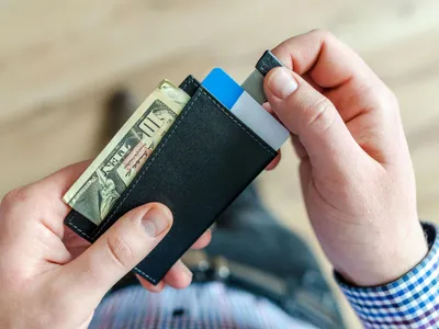 În portofel, banii peşin au devenit mai puţin importanţi decât cardurile - Foto: Pexels/Lukas Blazek