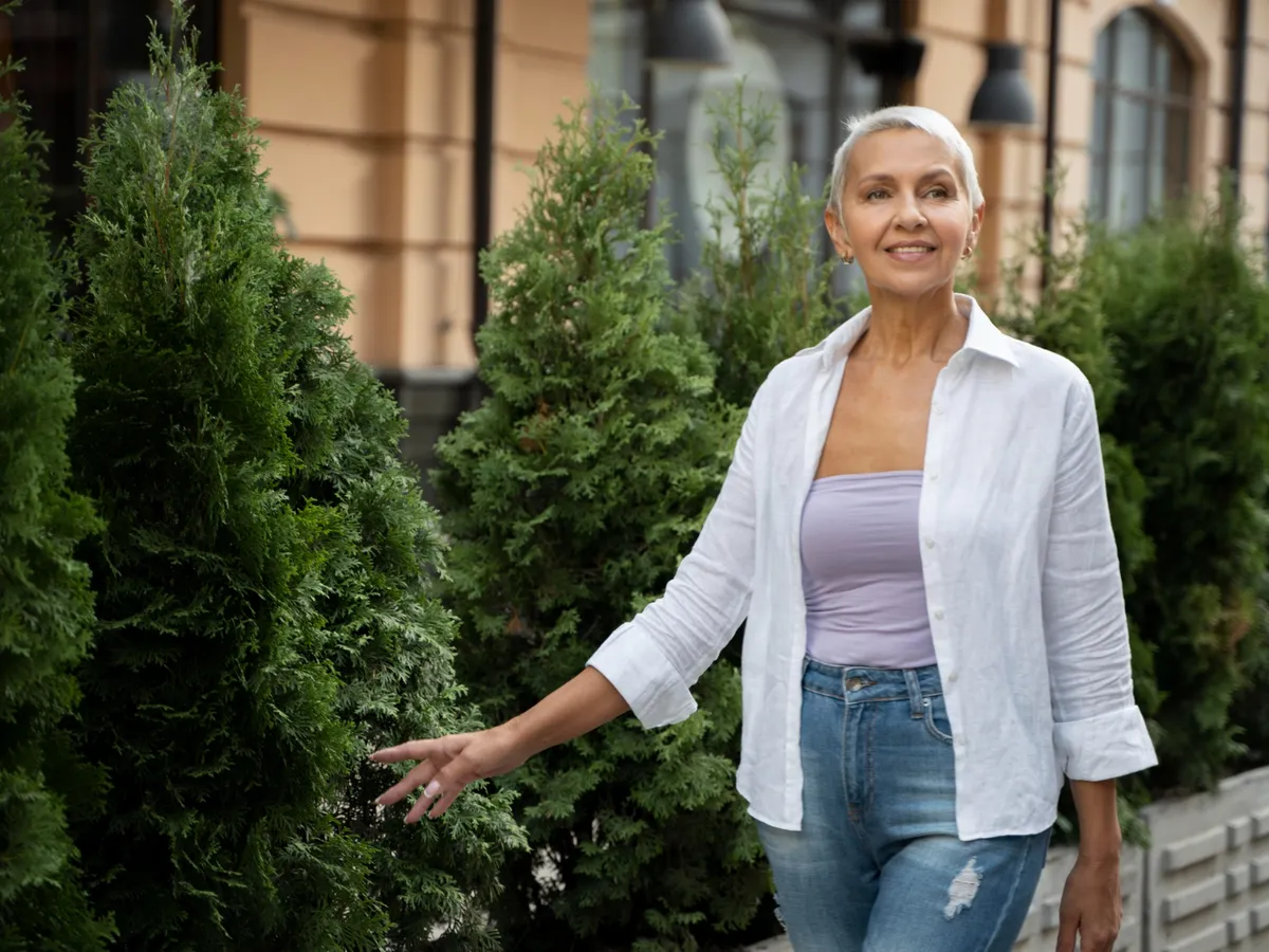 Pensionară la pensie se plimbă - Foto: Freepik