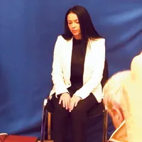 Corina Bogaciu,  nepoata lui Florin Pandele și vedetă în tabloide, la fotografia oficială din Parlament