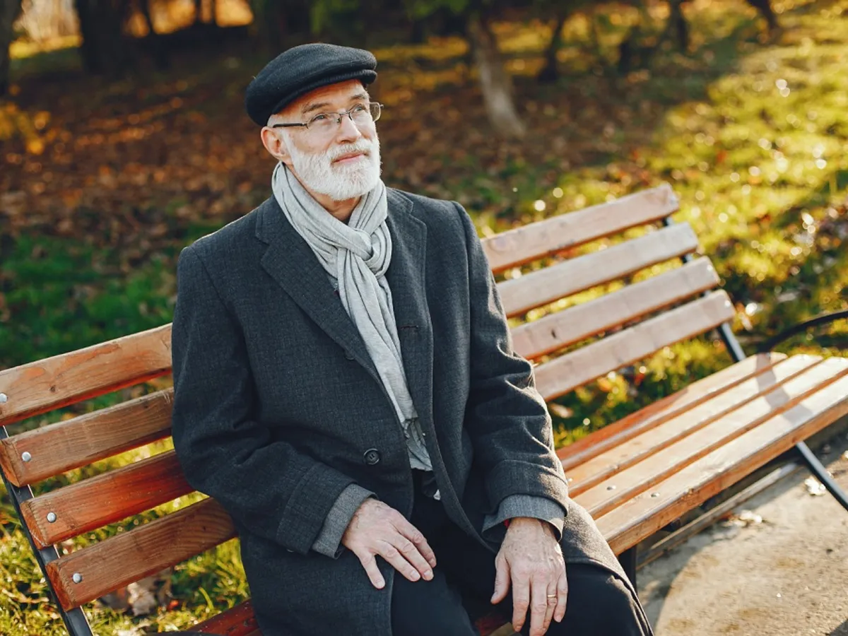 Pensionar în parc - Foto: Freepik