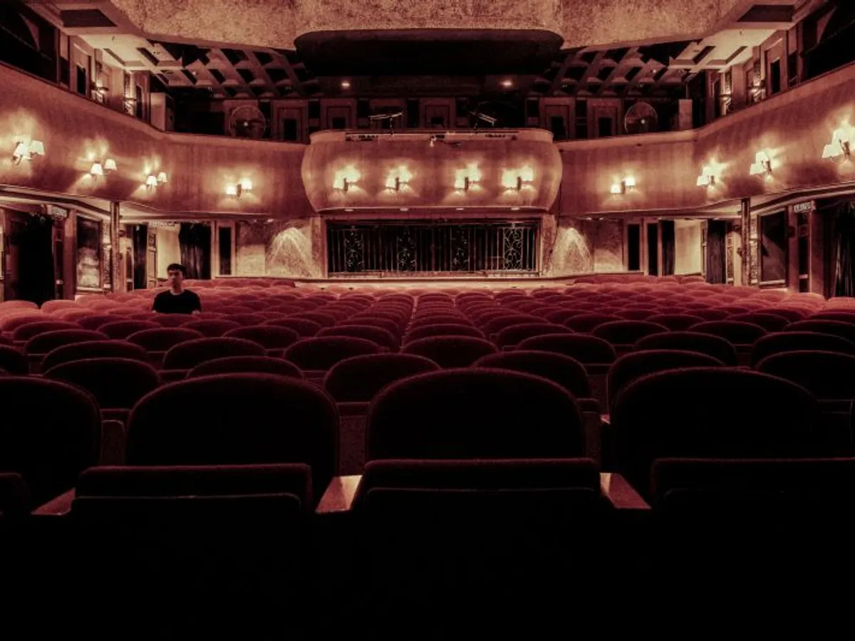 Programe pilot pentru organizarea de spectacole în spaţii închise.Fotografie creată de Donald Tong, de la Pexels