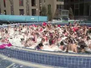 Peste 1.000 de turiști la Băile Felix. S-au înghesuit în piscinele cu apă termală. Captură Știrile Pro Tv