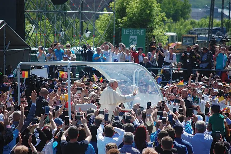 Papa Francis salutând mulțimea adunată la Blaj