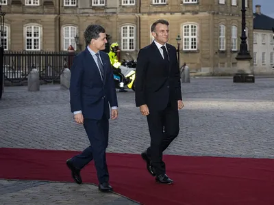 Emanuel Macron și Nicușor Dan sosesc la cină, la Palatul Amalienborg, în Copenhaga - Foto: Profimedia Images