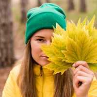 Ce să faci cu frunzele căzute pe gazon, toamna? Trucul de gospodină care îți protejează florile - Foto: Freepik