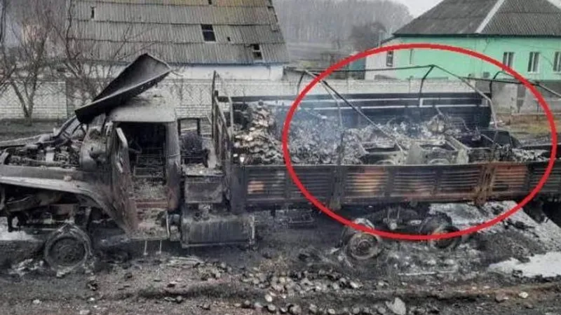 Un camion militar rusesc plin cu mașini de spălat rufe a fost distrus în conflict/FOTO: Twitter