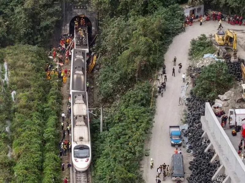 Cel mai grav accident feroviar din Taiwan, provocat de o camionetă. / Foto: cnn.com