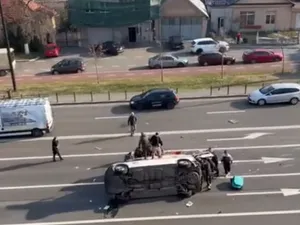 VIDEO Ambulanță răsturnată de un șofer de 19 ani, repusă pe roți de martorii accidentului. Un medic explică de ce gestul „e extrem de g