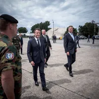 Emmanuel Macron și președintele României, Klaus Iohannis, trec în revistă trupele prezente la baza aeriană NATO de la Mihail Kogălniceanu, pe 15 iunie 2022 - Foto: Profimedia Images