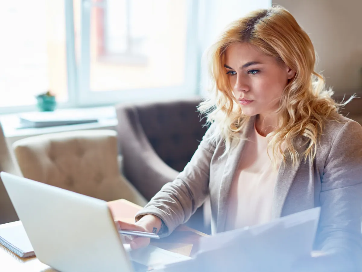 O femeie își caută job pe Internet  - Foto: freepik (rol ilustrativ)