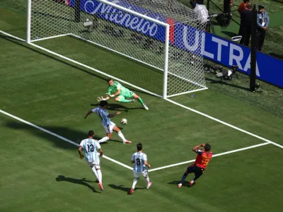 Lamine Yamal șutează spre poarta Argentinei - Foto: Profimedia Images
