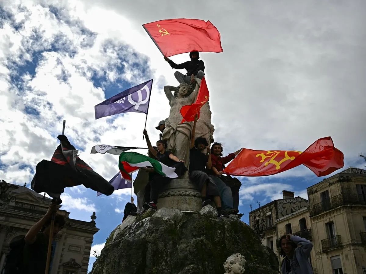 Steagul sovietic la protestele din Franța - Foto: Profimedia images