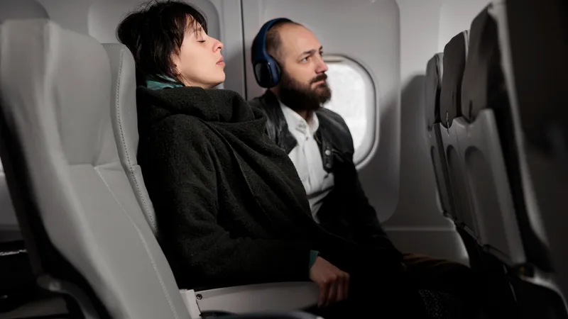 STUDIU Ce se întâmplă atunci când consumi alcool în avion și apoi te culci? Medicii, avertisment dur - Foto: Freepik.com (Imagine cu caracter ilustrativ)