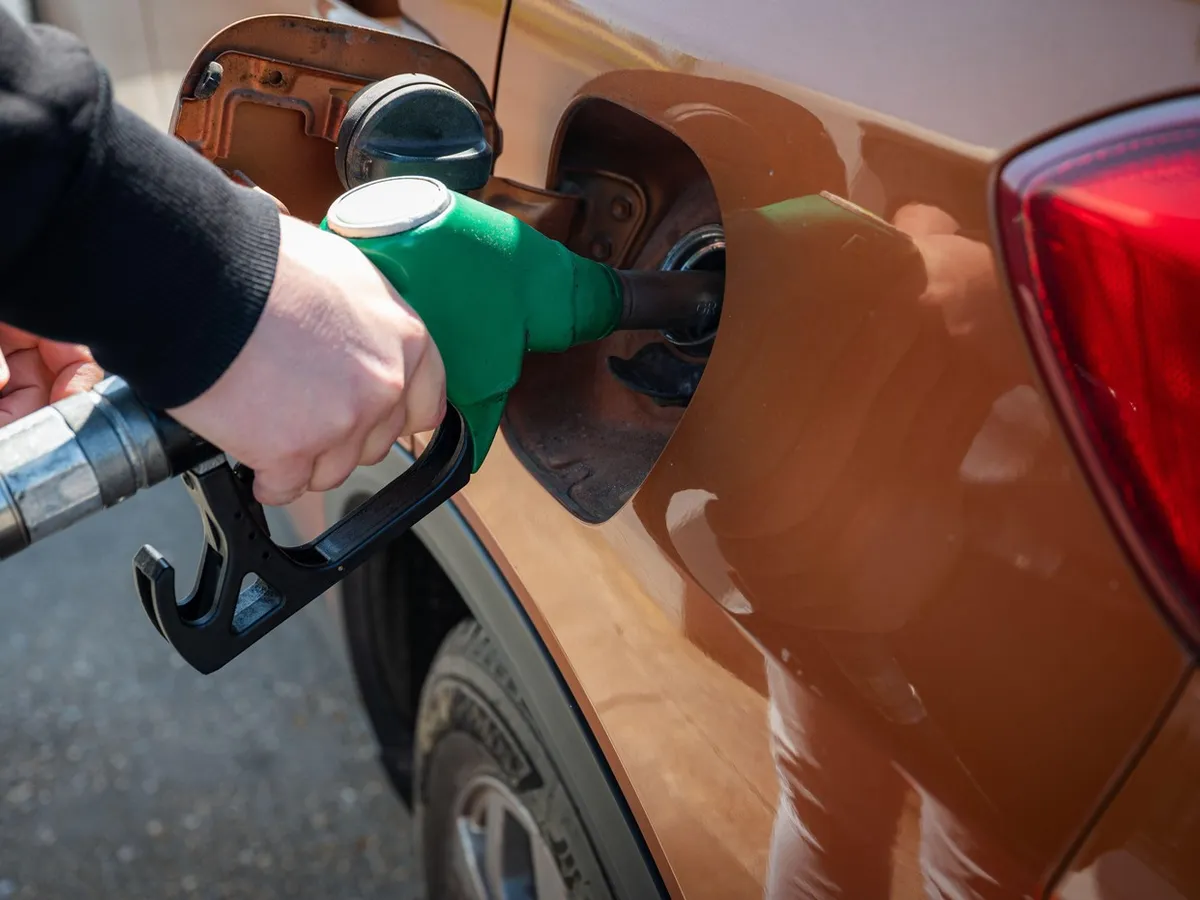 O nouă lovitură pentru români. Carburanții s-au scumpit chiar de 1 Mai: cât plătesc acum șoferii la pompă