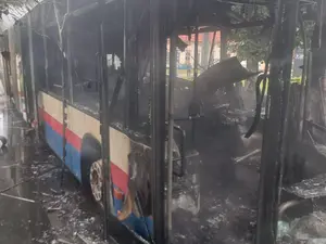 Un autobuz a luat foc, în mers, în Oradea. Din ce cauză s-a produs incendiul? - Foto: oradeaindirect.ro