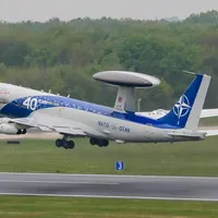 Aeronave din cadrul Forţei Aeropurtate a NATO de Avertizare și Control aterizează marți la Otopeni - FOTO: Facebook/MirceaGeoana