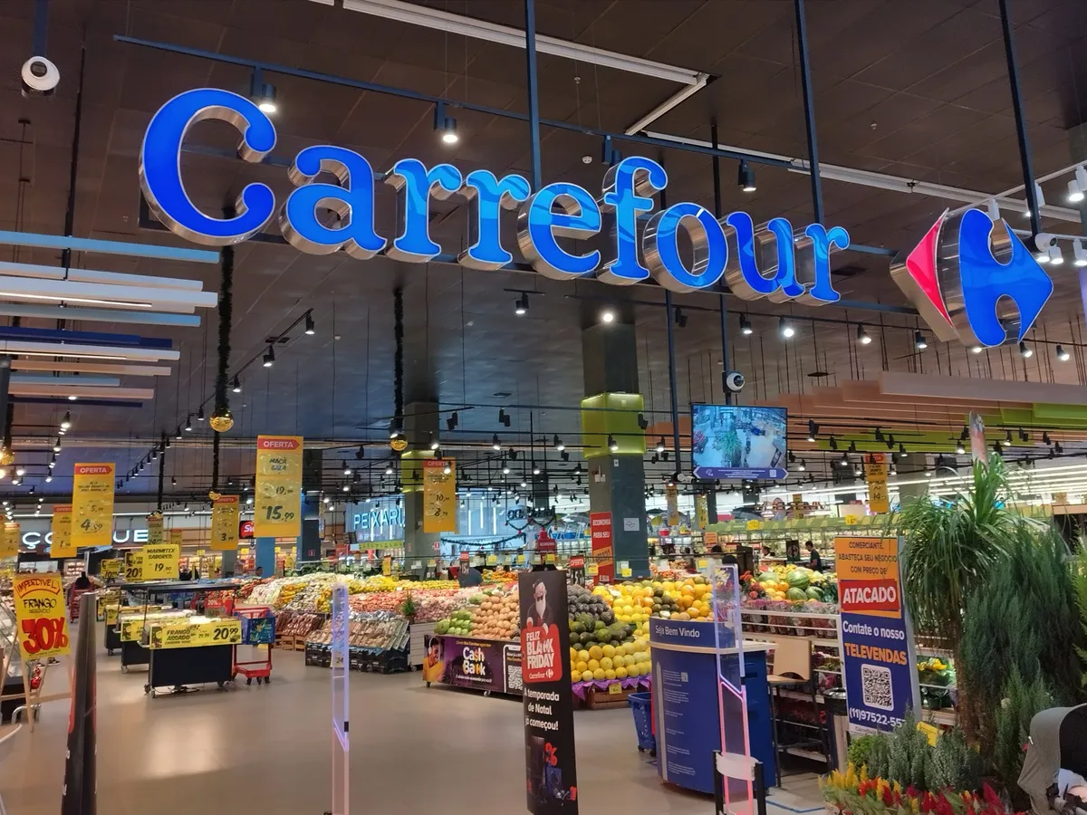 Carrefour România va fi vândută către Pavăl Holding. Prețul de vânzare ar putea fi 823.000.000 euro