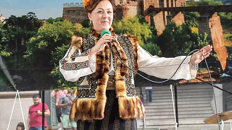 Iuliana Roată - Director Adjunct Stillmeadow Elementary School Stamford, Director Artistic al Consulatului Onorific Românesc din Hartford, Stamford, Connecticut, SUA