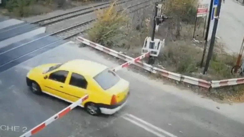 Șoferul este căutat de polițiști. FOTO: Captură video