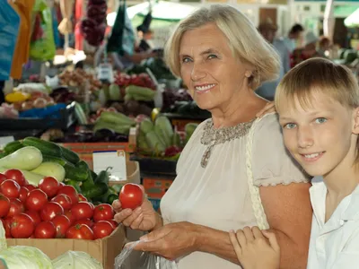 Pensionară face piața - Foto: Freepik