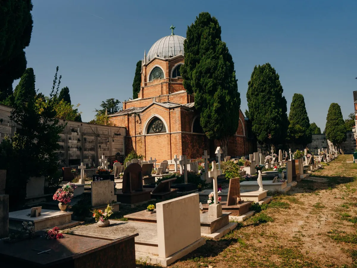 Un fost gropar este acuzat că a scos cadavre din morminte pentru a revinde locurile de veci Foto: Freepik (fotografie cu caracter ilustrativ)