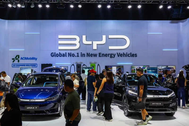 BYD, liderul global al momentului &icirc;n v&acirc;nzările de maşini electrice, &icirc;şi prezintă două mărci, la un show auto din Filipine - Foto: Profimedia Images