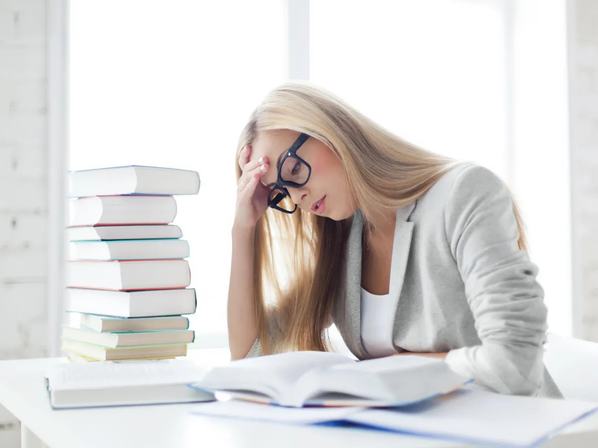 Care români pierd 400 lei la salariu începând din aprilie. Bolojan a tăiat un spor important