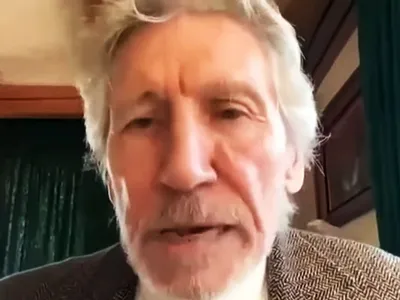 Ucraina îl numeşte pe Roger Waters (ex - Pink Floyd) „o altă cărămidă în zidul” propagandei Rusiei - Foto: captură YouTube/ Djuki San