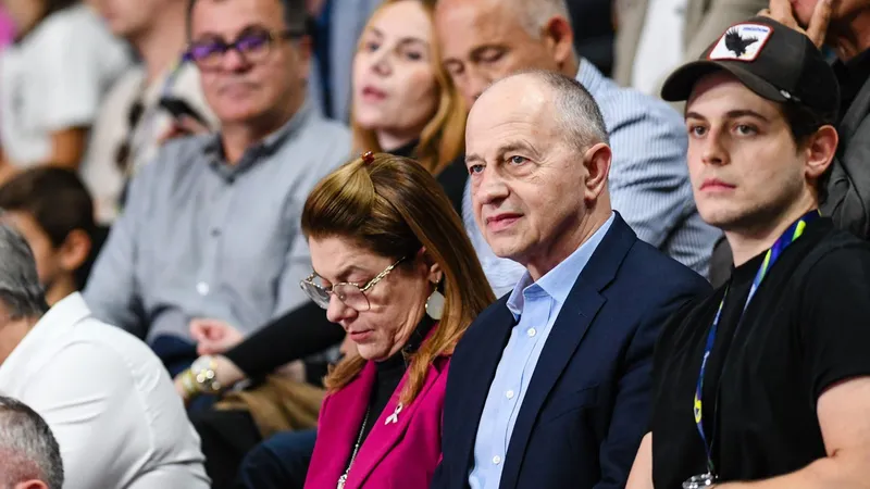 Ce le spune Mircea Geoană oamenilor care îl întreabă dacă candidează la prezidențiale: Sunt vaccinat - Foto: Profimedia Images/ Imagine cu caracter ilustrativ