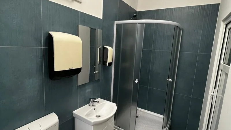 O doctoriță le-a oferit cadou tinerelor mămici, de 8 martie, un salon de spital renovat din banii ei - Foto: SCJU Arad