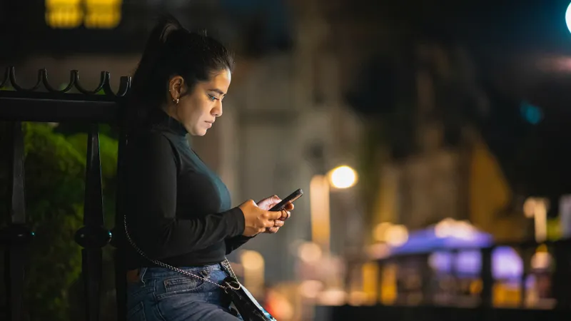 La ce pericole grave te expui dacă încarci noaptea telefonul mobil - Foto: Pexels / Julio Lopez