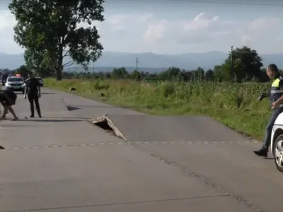 E caniculă în toată Europa, dar numai în România drumul sare în sus. O mașină s-a răsturnat - Foto: captură video