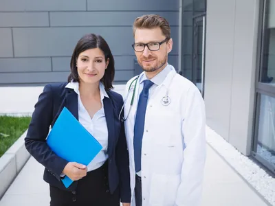 Medic și angajată Foto: Freepik (imagine cu rol ilustrativ)