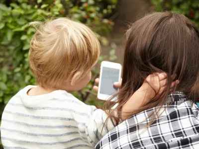 Copil la mobil - Foto: Freepik