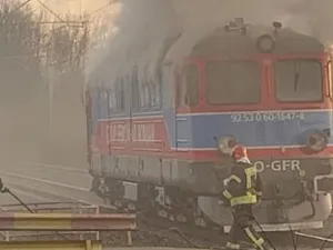 Locomotiva unui marfar cu îngrăşăminte chimice a luat foc în apropiere de Ploiești. / Foto: news.ro