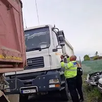 Poliția a confiscat camioanele cu deșeuri Foto: captură video Facebook/Rareș Hopincă