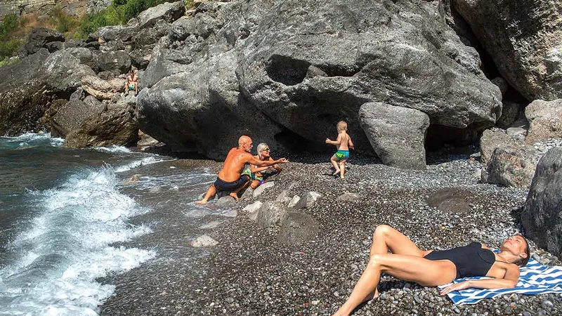 Pe plaja Da Adolfo - Foto: Mugur Vărzariu