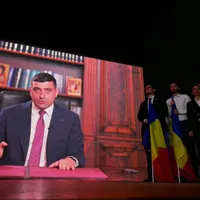 George Simion, pe un ecran gigant, transmiţând mesajul său video, după rezultatele exit-poll-ului - Foto: Profimedia Images