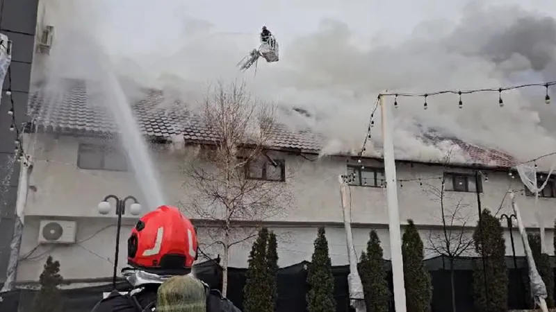 Incediu violent la o clădire de birouri din România. Locuințele unor muncitori, în pericol - Foto: ISU OLT