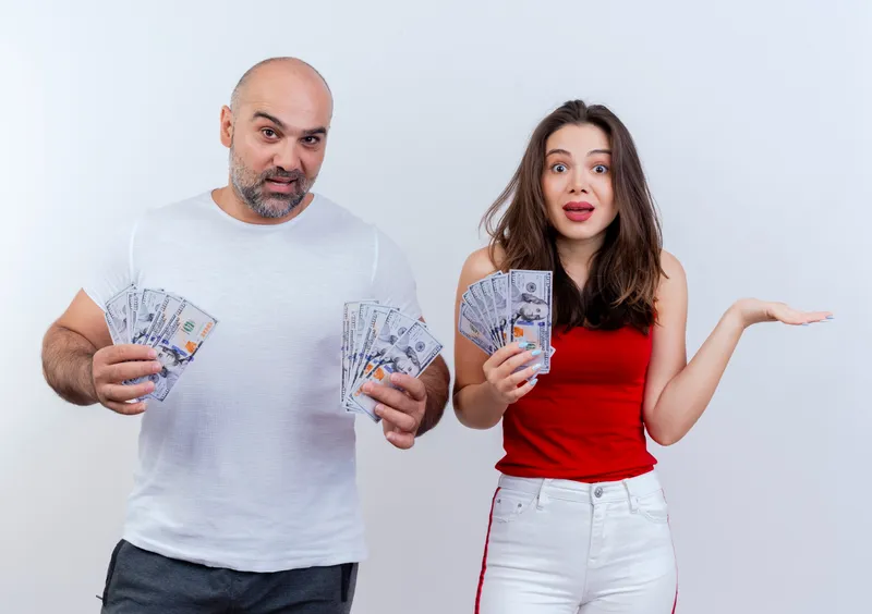 Cuplu care are dolari - Foto: Freepik (Imagine cu rol ilustrativ)