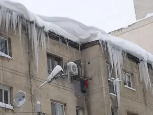 Locuitorii unui bloc vor plăti cu toţii maşina stricată de ţurţurii căzuți de pe imobil/FOTO: ziaruldeiasi.ro