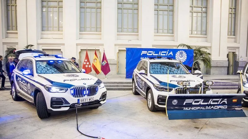 Poliția din Madrid a comandat 169 de BMW-uri, inclusiv un BMW X5 cu plug pentru deszăpezire. / Foto: BMW
