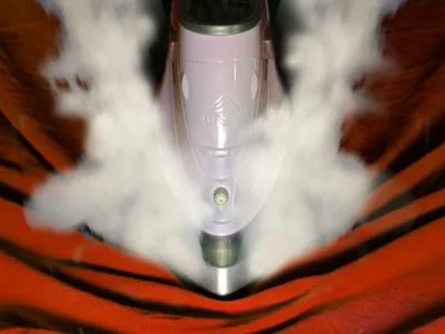 Fier de călcat cu abur care netezește rapid cutele de pe material, pentru o rutină de călcat eficientă